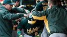 El cubano Yoenis C�spedes conect� un cuadrangular mientras que el novato Dan Straily lanz� siete entradas sin recibir anotaci�n, y los Atl�ticos de Oakland ganaron su quinto partido consecutivo al vencer el martes por 1-0 a los Vigilantes de Texas y Yu D