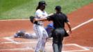 Andrew McCutchen peg� tres hits y remolc� par de carreras para guiar a los Piratas de Pittsburgh a derrotar el jueves 4-2 a los Cachorros de Chicago en un lluvioso partido y sumar su cuarta victoria consecutiva.
