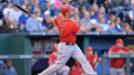 Albert Pujols bate� un jonr�n entre el jard�n izquierdo y central y los Angelinos de Los Angeles vencieron 5-4 a los Reales de Kansas City
