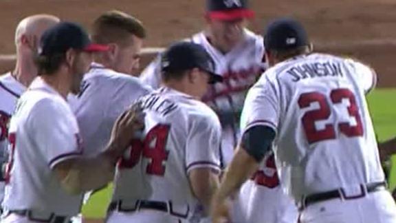 Braves walk off on Simmons' double in 10th