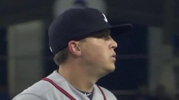Braves' Medlen cranks HR, handles Dodgers