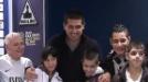 El enganche de Boca Juniors dio una conferencia de prensa para la escuela Domingo F. Sarmiento.