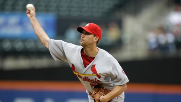 Wainwright outduels Harvey in Cards' win