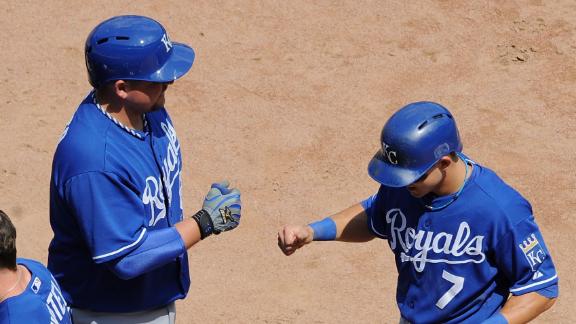 Lough's doubles, HR get Royals past Twins