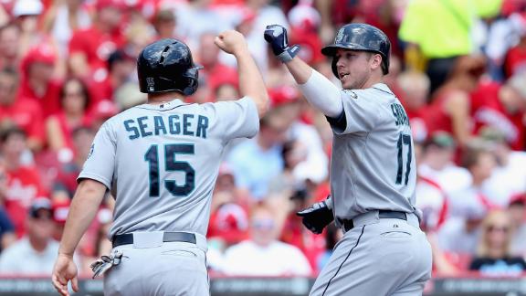 Saunders effective as Smoak, M's top Reds