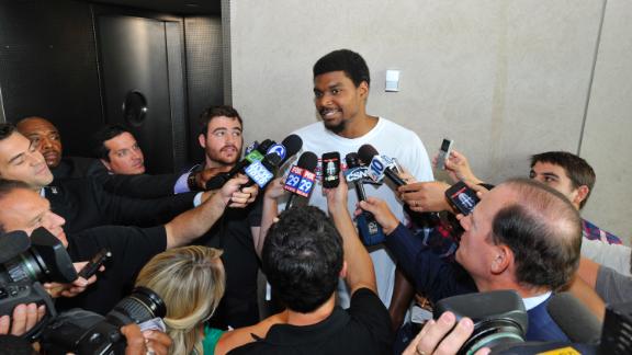 Mavs weigh risks after meeting with Bynum