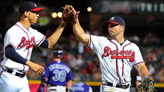 Braves win 4th straight on Simmons' triple