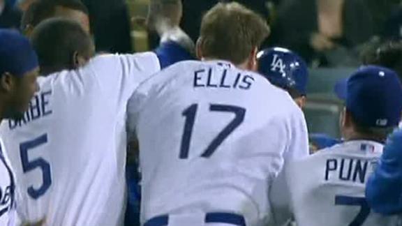Ellis' walk-off hit lifts Dodgers over Yanks
