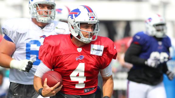 Bills' Kolb hurts knee after slipping on mat