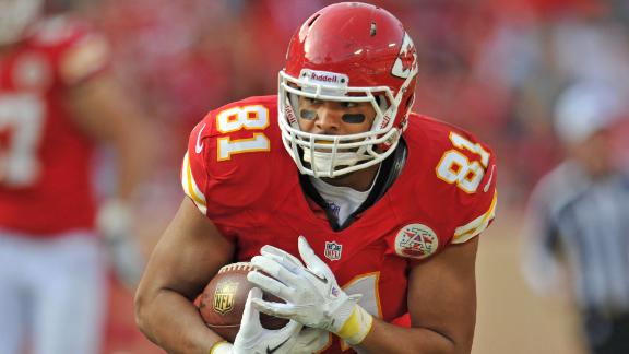 Chiefs tight end Moeaki fractures shoulder