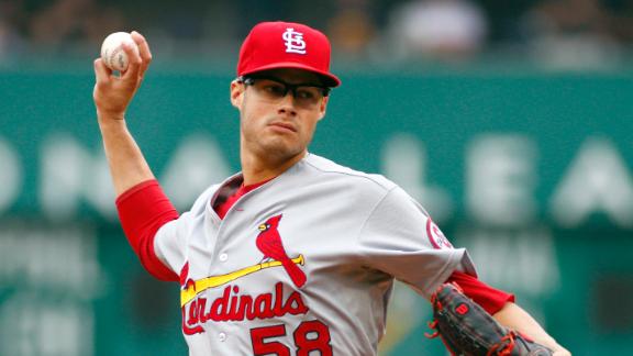 Cards slam Pirates, tie for NL Central lead