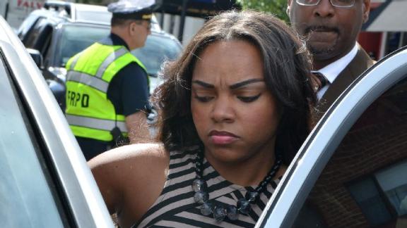 Hernandez fiancee pleads not guilty to perjury