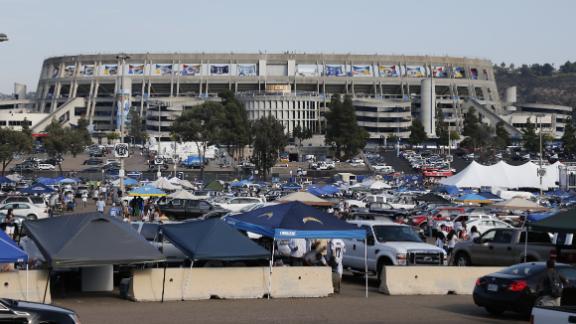 Report: Tailgater pleads guilty to football toss