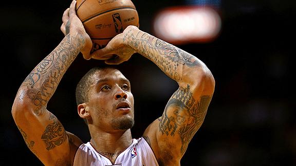 Heat pull away from Hawks, win 4th straight