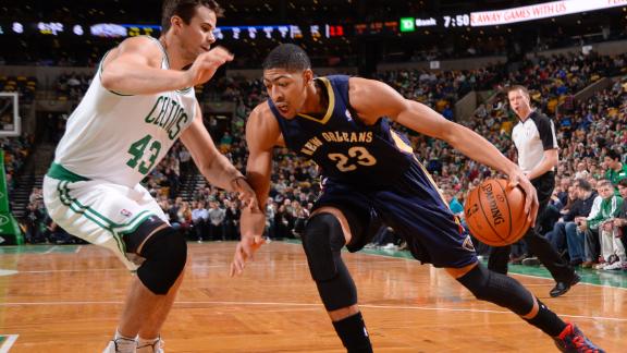 Pelicans' Anderson carted off after collision
