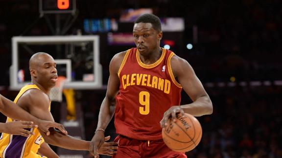 Deng scores 27 as Cavs squeak by Lakers