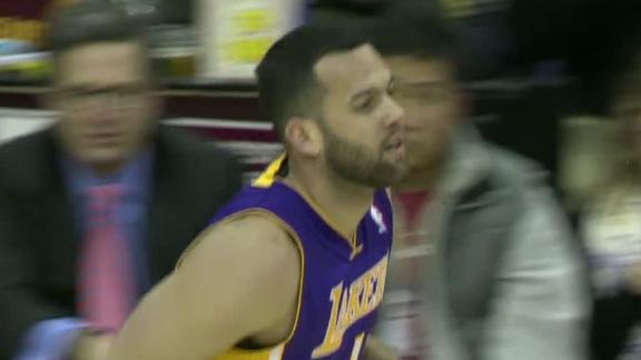 Lakers' Young injures knee, will have MRI