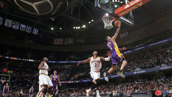 Lakers' Young out at least 2 weeks due to knee