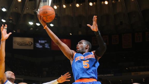 Knicks 1 game behind with win at Warriors
