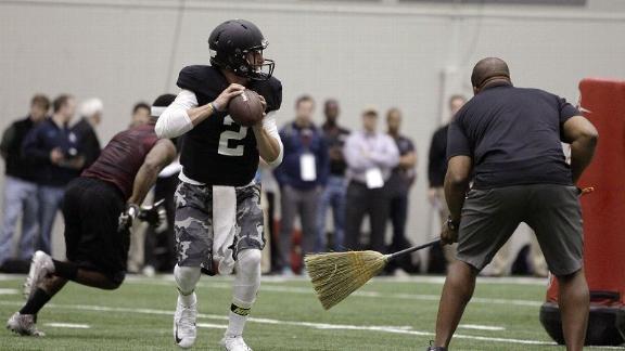 Vikes' Zimmer sees 'flags' around Manziel