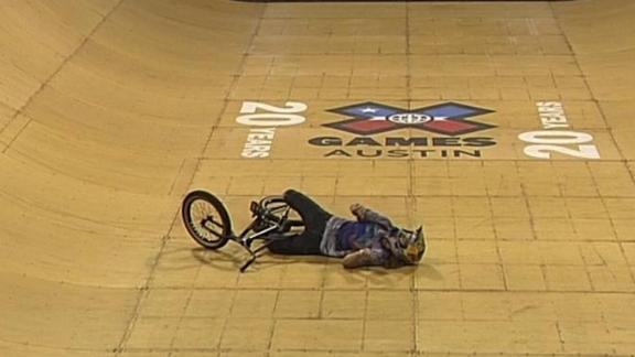 Coco Zurita scores a 85.00 in Run 1 in BMX Vert Final