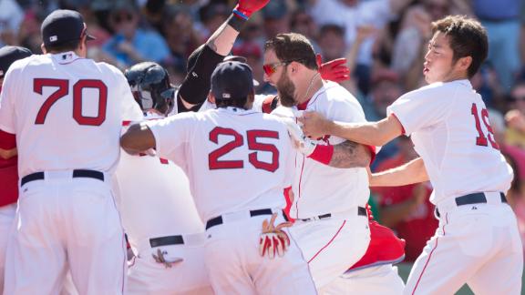 Back-to-back HRs in 10th lift Red Sox
