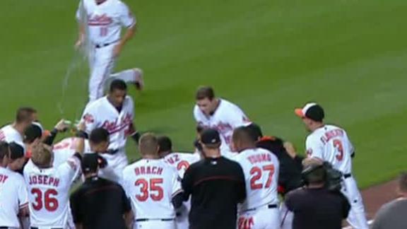 Davis lifts O's with pinch-hit, walk-off homer