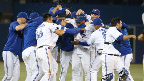 Jays thwart big Yanks rally on walk-off error