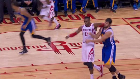 Codazo de Howard contra Bogut
