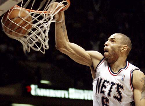 Kenyon Martin dunks