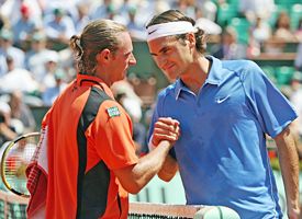 David Nalbandian (L) and Roger Federer.