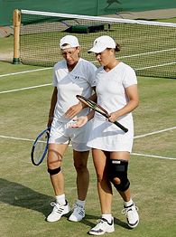 Martina Navratilova (L)