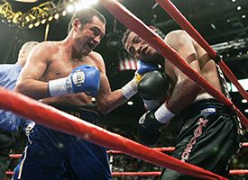 Oscar De La Hoya, left.