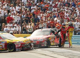 Juan Pablo Montoya and Kevin Harvick