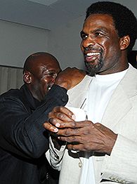 Michael Jordan (L) and Charles Oakley