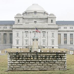 leavenworth prison vick kansas ap drug program penitentiary