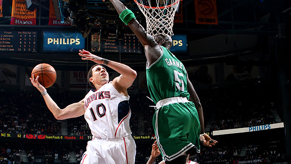 Los Angeles Clippers forward Elton Brand dunks against the Denver