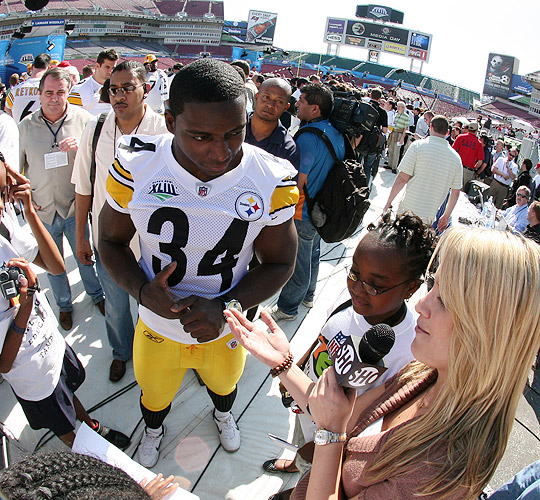 Steelers running back Rashard Mendenhall takes questions on media day.