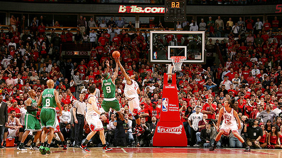 derrick rose dunks on rondo. Derrick Rose blocks Rajon