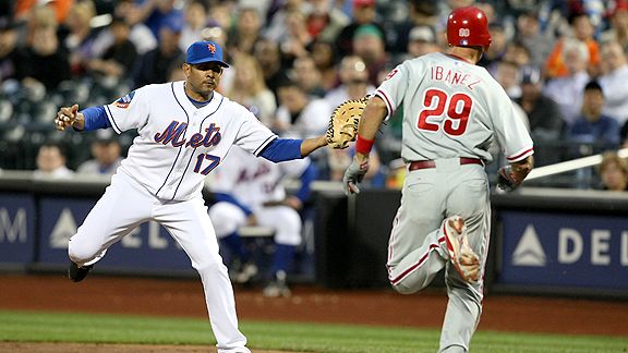 Philadelphia Phillies right fielder Aaron Rowand is helped off the News  Photo - Getty Images