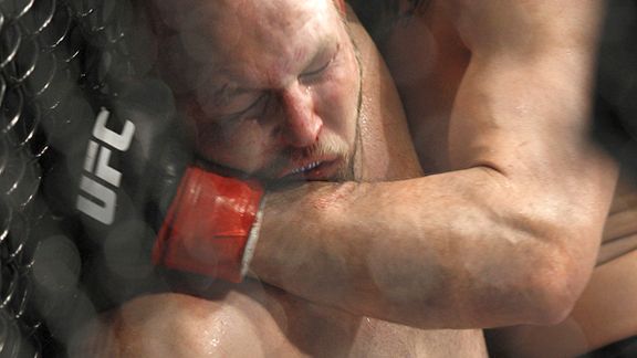 mma_ben_rothwell_hurt1_sw_576.jpg