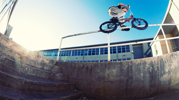 /photo/2009/1207/as_bmx_mileshopover_576.jpg