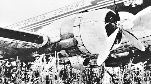 Los Angeles Lakers Team Plane. In 1960, the Lakers narrowly