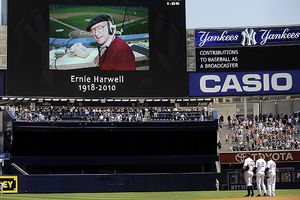 Ernie Harwell getting final goodbyes from fans in Detroit