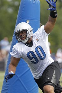 AP Photo/Carlos Osorio Ndamukong Suh worked out against the first team 