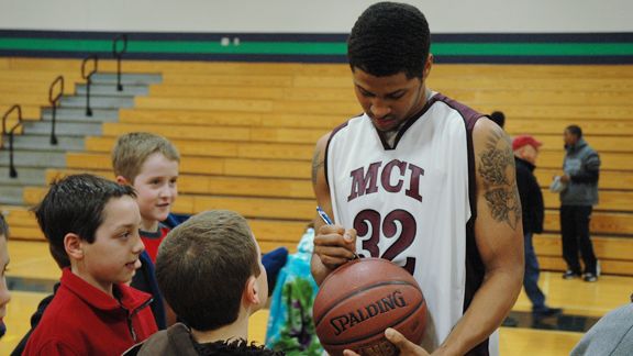 bos_e_mci_hoop01_576.jpg
