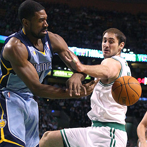 Elsa/Getty Images Leon Powe and Nenad Krstic battle for the ball near 