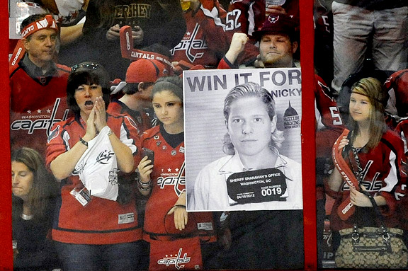 Nicklas Backstrom fan with sign