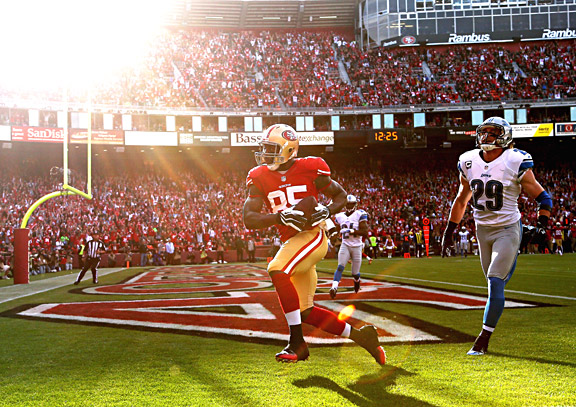Vernon Davis catches a touchdown against the Detroit Lions