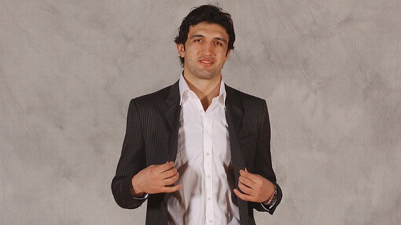 Zaza Pachulia posing before a game with the Phoenix Suns
